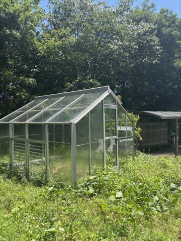 商談中　大室高原中古建て住宅の設備|ガラス張りの温室