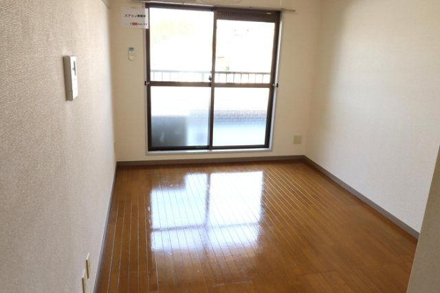 川崎市多摩区西生田４丁目の賃貸マンションの居間・リビング