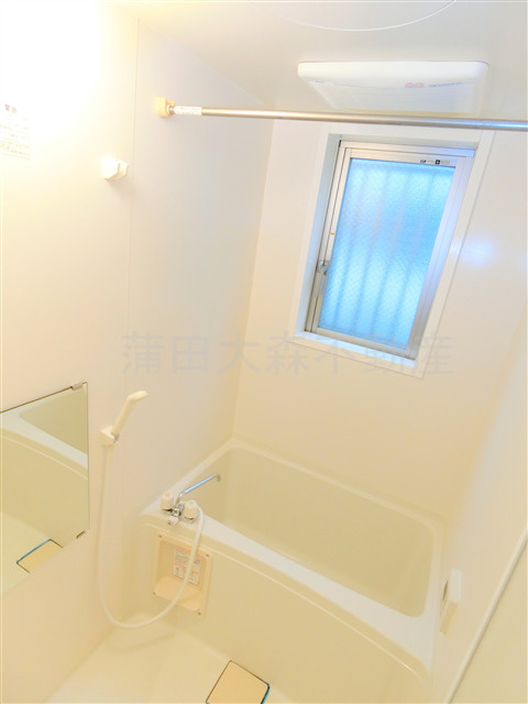 第一デュオレスズエの浴室|窓と浴室乾燥機付きのお風呂　バスルーム