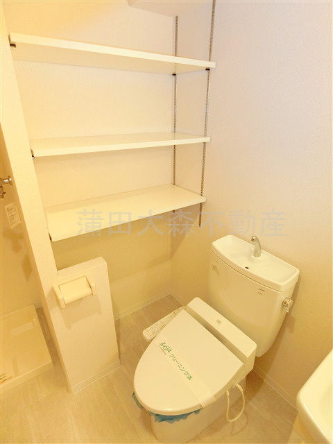 第一デュオレスズエのトイレ|可動棚がうれしい温水洗浄便座付きのトイレ