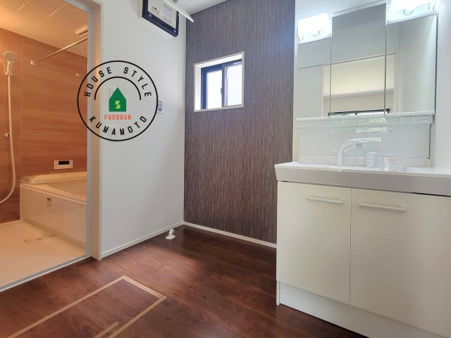 菊池郡大津町大字下町第4-2棟(6号棟)の内観：施工例|ゆとりの洗面スペースで朝の身支度もスムーズに。暮らしを快適に変えるシャワー付洗面台です！