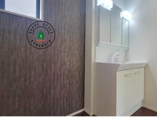 菊池郡大津町大字下町第4-2棟(6号棟)の内観：施工例|毎日使うものだから清潔な空間を保ちたい水回り。洗面にはそんな願いを解消させてくれる収納アイデアが満載です。三面鏡の裏側にはキャビネットが現れ小物から背の高い物まで収納できます。