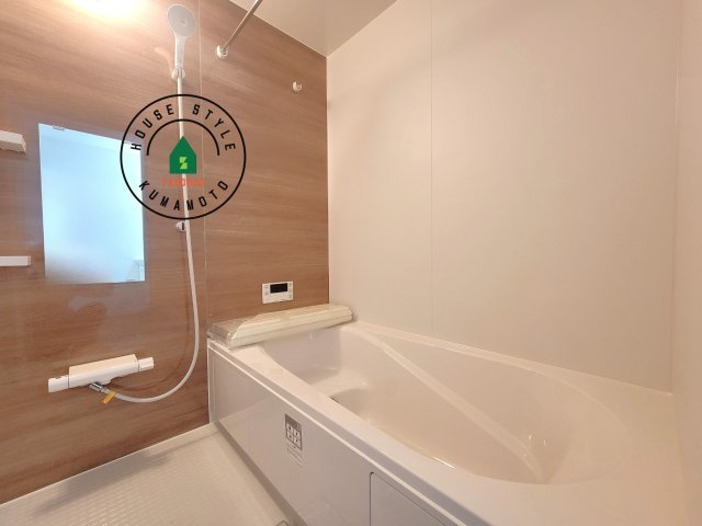 菊池郡大津町大字下町第4-2棟(6号棟)の内観：施工例|ウ窓もあるので換気も安心ですね。同社仕様。1日の疲れを癒してくれる広々バスルーム。雨の日のお洗濯にも大活躍な浴室乾燥機付です！