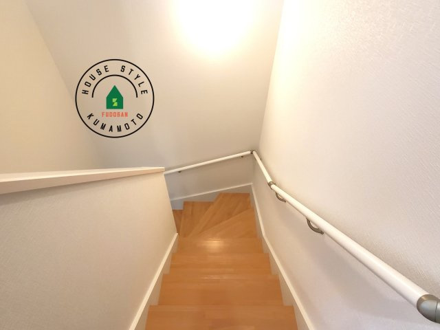 菊池郡大津町大字下町第4-2棟(6号棟)の内観：施工例|＜手すり付階段＞手すりがないと階段の昇り降りで危険なことはもちろん、壁に手をつきながら歩くことで壁紙が汚れやすくなります。すべての方に快適に昇り降りしていただくため、手すりを設置しました。