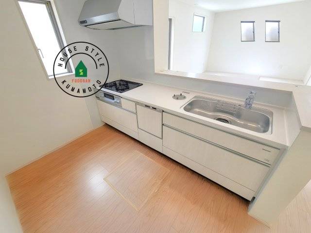 菊池郡大津町大字下町第4-2棟(6号棟)の内観：施工例|ご家族を近くに感じられる対面キッチンのLDK。会話もはずみそうですね。