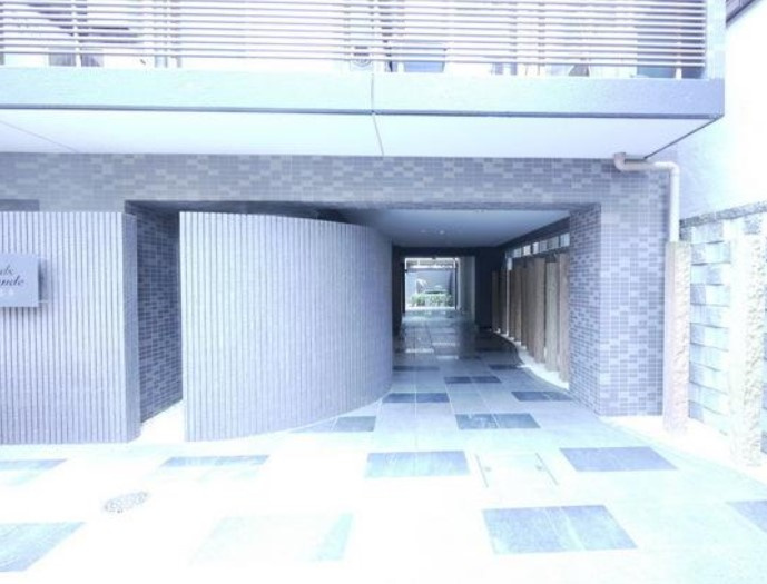 アクシーズグランデ高鼻町のエントランス