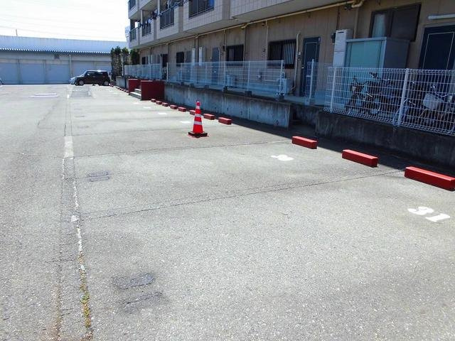 ニューマリッチイシカワ弐号館の駐車場