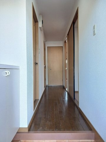 ニューマリッチイシカワ弐号館の玄関