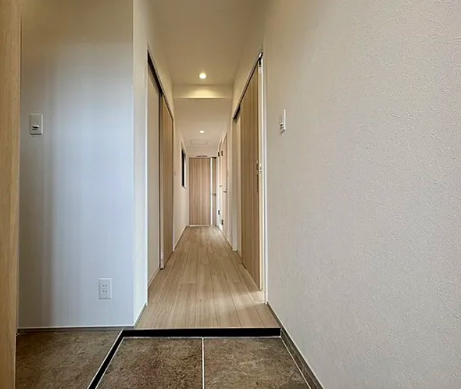 【玄関】 | コスモ板橋蓮根 | 帰り着くたびに洗練されたテイストの空間に迎えられ誇りと喜びを感じる玄関まわりです。