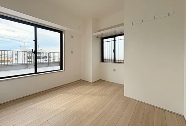 【洋室】 | コスモ板橋蓮根 | 暖かいひだまりを全身で感じ取れる室内。光あふれる空間で子育てをする喜び。