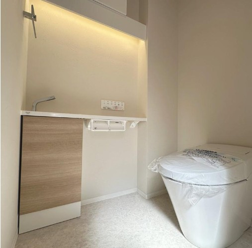 【トイレ】 | コスモ板橋蓮根 | 清潔な空間であって頂けますように、汚れをふき取り易いフロアと壁紙をチョイス致しました。