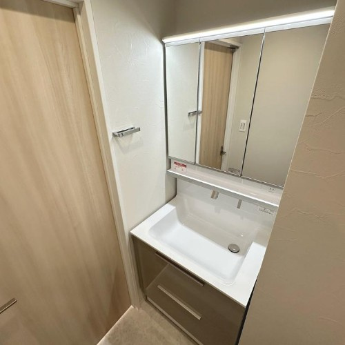 【独立洗面台】 | コスモ板橋蓮根 | 身だしなみチェックや歯磨きなど、朝の慌ただしい時間でも余裕とゆとりを感じられる。