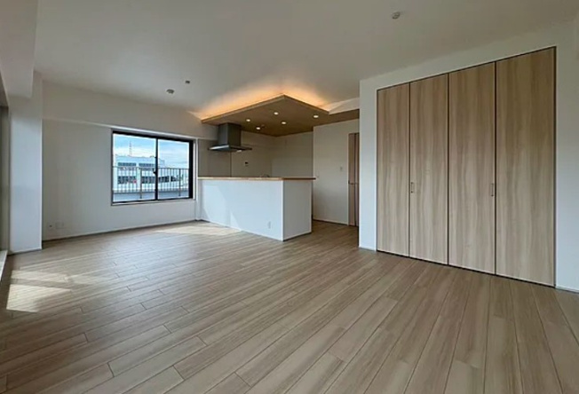 【居間・リビング】 | コスモ板橋蓮根 | 爽やかな通風と採光を存分に感じる事が出来る、開放感あふれる住空間。