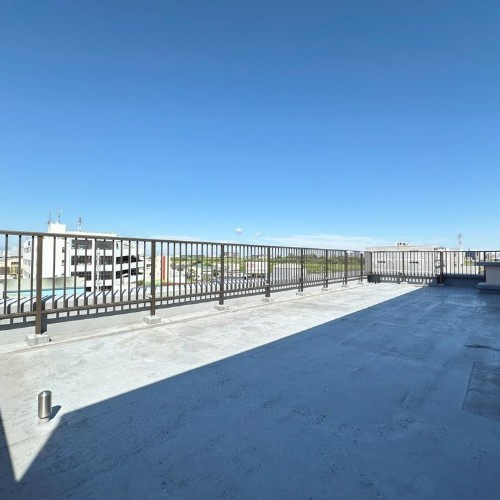 【バルコニー】 | コスモ板橋蓮根 | 66.20㎡の広々ルーフバルコニー、夏には板橋の花火大会も眺めることができます。