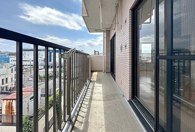 【バルコニー】 | コスモ板橋蓮根 | バルコニー面、壁一面の掃き出し窓からたくさんの陽の光が入ってまいります！