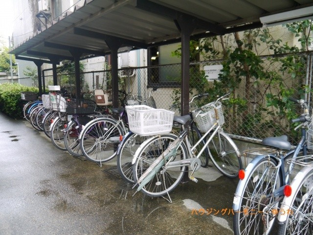 【その他共用部分】 | コスモ板橋蓮根 | 屋根付きの駐輪場となっていますので、雨の日でも大切な自転車が濡れずに済みます。