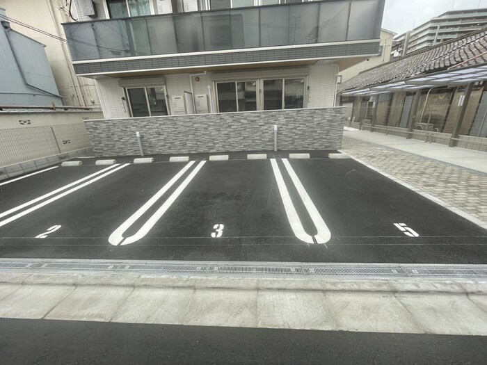アイビー俊徳道の駐車場