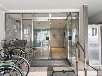 【エントランス】 | お客様を、そして住人を出迎えてくれるマンションのエントランス。ゴミが落ちていないことからも、管理状態の良さや住民の節度の高さが見て取れます。～即日のご見学可能～　お問合せはお気軽にどうぞ。
