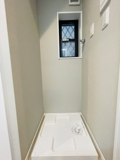 【ランドリースペース】 | 灘区篠原中町４丁目　新築戸建て | ◆ 洗面室
タオル・洗剤・リネン類のストックに便利な収納棚付きで、片付けやすい洗面スペース。