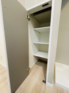 【収納】 | 灘区篠原中町４丁目　新築戸建て | ◆ 洗面室
タオル・洗剤・リネン類のストックに便利な収納棚付きで、片付けやすい洗面スペース。