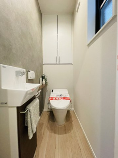 【トイレ】 | 灘区篠原中町４丁目　新築戸建て | ◆ 2階 トイレ
窓付きで換気しやすく、収納棚も備えた使い勝手の良い仕様。