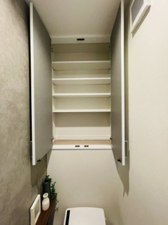 【収納】 | 灘区篠原中町４丁目　新築戸建て | ◆ 2階 トイレ
窓付きで換気しやすく、収納棚も備えた使い勝手の良い仕様。