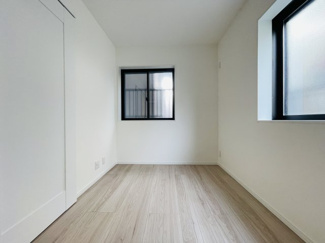 【洋室】 | 灘区篠原中町４丁目　新築戸建て | ◆ 1階 納戸（約4.5帖）
北西の二面採光で納戸ながら明るい印象。
居室としてはもちろん収納・作業スペース・ワークルームなど多用途に対応。