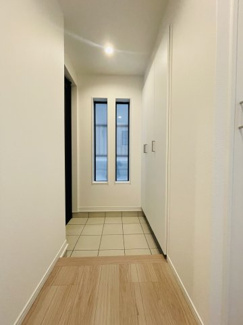 【玄関】 | 灘区篠原中町４丁目　新築戸建て | ◆ 玄関
明り取り窓で自然光が差し込み、日中も明るく気持ちの良い玄関スペース。