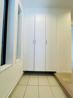 【玄関】 | 灘区篠原中町４丁目　新築戸建て | ◆ 玄関
明り取り窓で自然光が差し込み、日中も明るく気持ちの良い玄関スペース。