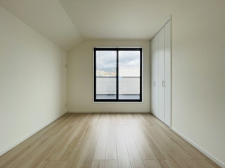 【洋室】 | 灘区篠原中町４丁目　新築戸建て | ◆ 3階 北側洋室（約6.2帖）
ゆとりのある広さに加え、大型バルコニーへ直結。開放感のある居室です。