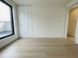 【収納】 | 灘区篠原中町４丁目　新築戸建て | ◆ 3階 北側洋室（約6.2帖）
ゆとりのある広さに加え、大型バルコニーへ直結。開放感のある居室です。