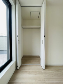 【収納】 | 灘区篠原中町４丁目　新築戸建て | ◆ 3階 北側洋室（約6.2帖）
ゆとりのある広さに加え、大型バルコニーへ直結。開放感のある居室です。