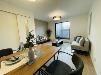 【居間・リビング】 | 灘区篠原中町４丁目　新築戸建て | 二面採光でどの時間帯も明るく、風が心地よく通り抜ける快適なリビング空間。