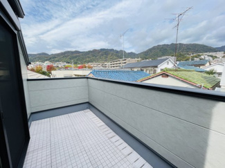 【バルコニー】 | 灘区篠原中町４丁目　新築戸建て | ◆ 北側バルコニー
六甲山系を望む開放感のある眺望が魅力。
爽やかな風を感じられるリフレッシュ空間。