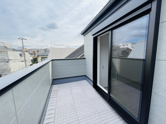 【バルコニー】 | 灘区篠原中町４丁目　新築戸建て | ◆ 北側バルコニー
六甲山系を望む開放感のある眺望が魅力。
爽やかな風を感じられるリフレッシュ空間。