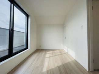 【洋室】 | 灘区篠原中町４丁目　新築戸建て | ◆ 3階 南側洋室（約5.1帖）
南向き＋南東の二面採光で明るい室内。主寝室にも最適。