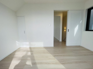 【洋室】 | 灘区篠原中町４丁目　新築戸建て | ◆ 3階 南側洋室（約5.1帖）
南向き＋南東の二面採光で明るい室内。主寝室にも最適。