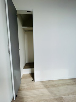 【収納】 | 灘区篠原中町４丁目　新築戸建て | ◆ 3階 南側洋室（約5.1帖）
南向き＋南東の二面採光で明るい室内。主寝室にも最適。