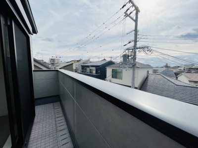 【展望】 | 灘区篠原中町４丁目　新築戸建て | ◆ 南側バルコニー
陽当たり良好で洗濯物も乾きやすく、晴れの日の心地良さをより楽しめるバルコニー。