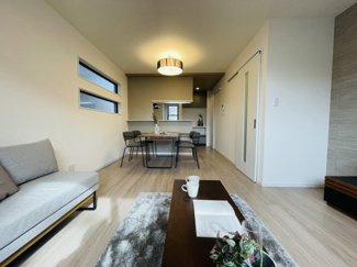 【居間・リビング】 | 灘区篠原中町４丁目　新築戸建て | 二面採光でどの時間帯も明るく、風が心地よく通り抜ける快適なリビング空間。