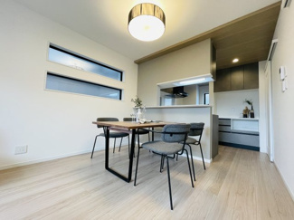 【ダイニング】 | 灘区篠原中町４丁目　新築戸建て | 二面採光でどの時間帯も明るく、風が心地よく通り抜ける快適なリビング空間。