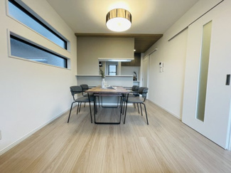 【ダイニング】 | 灘区篠原中町４丁目　新築戸建て | 二面採光でどの時間帯も明るく、風が心地よく通り抜ける快適なリビング空間。