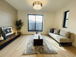 【居間・リビング】 | 灘区篠原中町４丁目　新築戸建て | 二面採光でどの時間帯も明るく、風が心地よく通り抜ける快適なリビング空間。