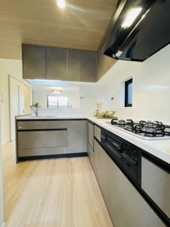 【キッチン】 | 灘区篠原中町４丁目　新築戸建て | 広々とした作業スペースのL型キッチン。
パントリー・ストック棚・備え付けカップボード完備で収納力抜群。