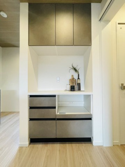 【キッチン】 | 灘区篠原中町４丁目　新築戸建て | 広々とした作業スペースのL型キッチン。
パントリー・ストック棚・備え付けカップボード完備で収納力抜群。