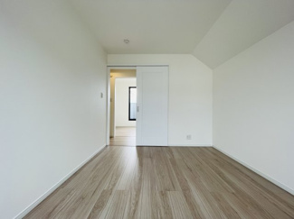 【洋室】 | 灘区篠原中町４丁目　新築戸建て | ◆ 3階 北側洋室（約6.2帖）
ゆとりのある広さに加え大きなバルコニーへ直結。開放感ある住空間。