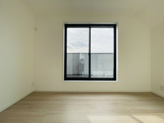 【洋室】 | 灘区篠原中町４丁目　新築戸建て | ◆ 3階 北側洋室（約6.2帖）
ゆとりのある広さに加え大きなバルコニーへ直結。開放感ある住空間。