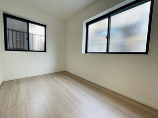 【洋室】 | 灘区篠原中町４丁目　新築戸建て | ◆ 1階 納戸（約4.5帖）
北西の二面採光で納戸ながら明るい印象。
居室としてはもちろん収納・作業スペース・ワークルームなど多用途に対応。