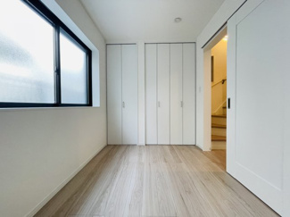 【洋室】 | 灘区篠原中町４丁目　新築戸建て | ◆ 1階 納戸（約4.5帖）
北西の二面採光で納戸ながら明るい印象。
居室としてはもちろん収納・作業スペース・ワークルームなど多用途に対応。