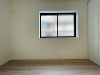 【洋室】 | 灘区篠原中町４丁目　新築戸建て | ◆ 1階 納戸（約4.5帖）
北西の二面採光で納戸ながら明るい印象。
居室としてはもちろん収納・作業スペース・ワークルームなど多用途に対応。